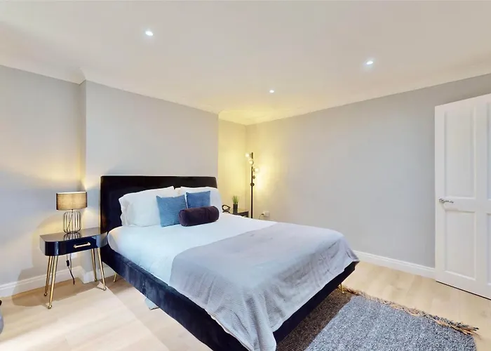Tube & Notting Hill Nearby - Garden Flat Haven