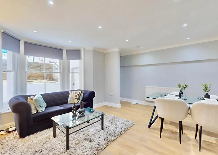 Tube & Notting Hill Nearby - Garden Flat Haven