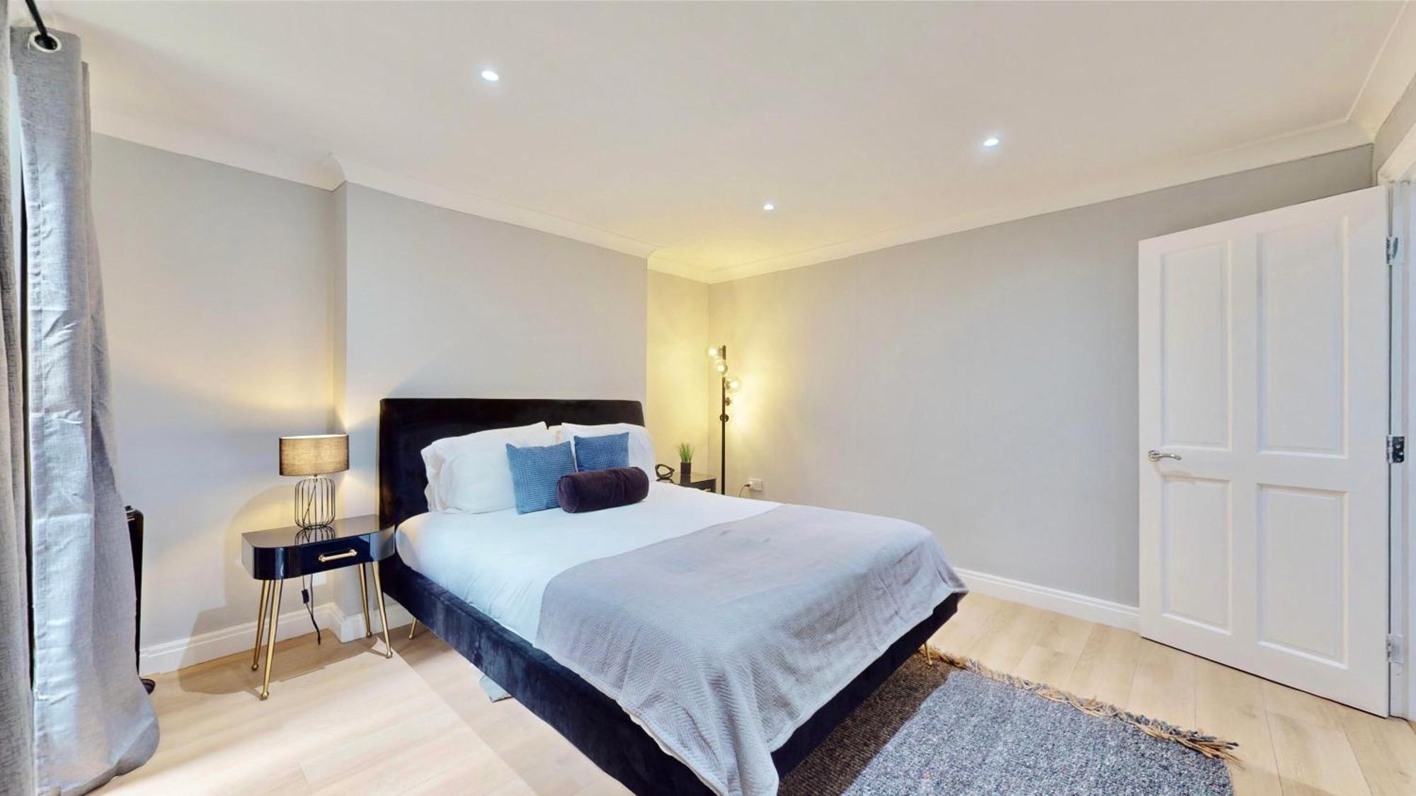 Tube & Notting Hill Nearby - Garden Flat Haven * Лондон