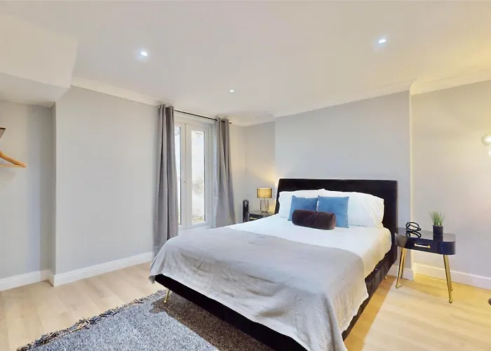 Tube & Notting Hill Nearby - Garden Flat Haven